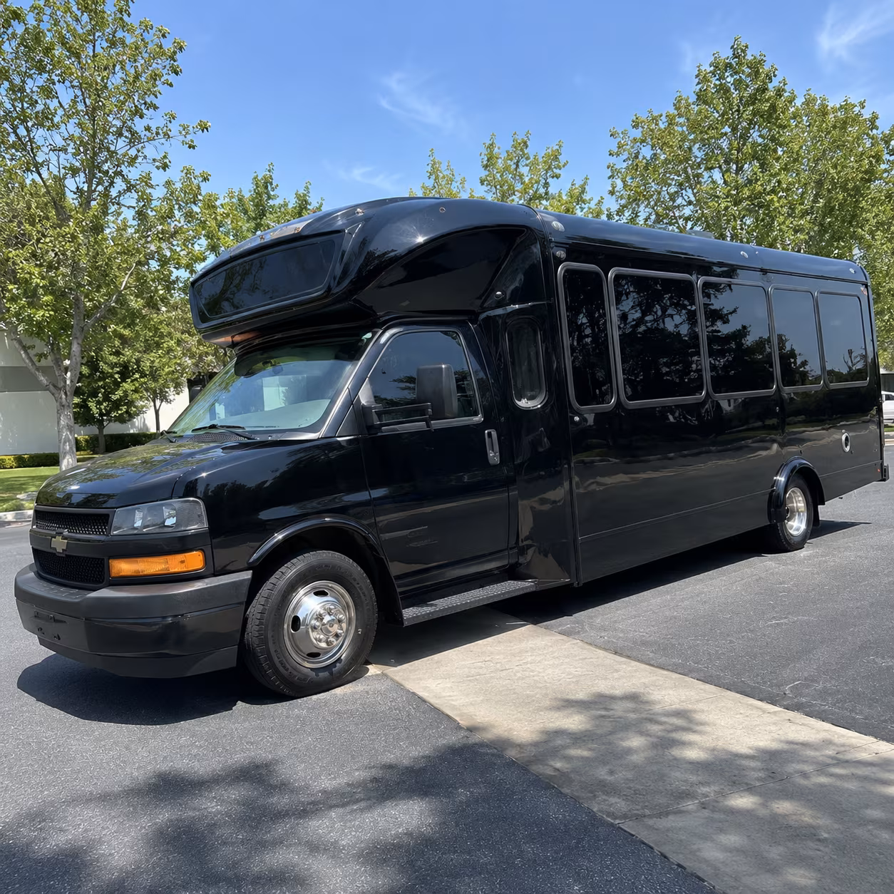 yakima 15 passenger party bus